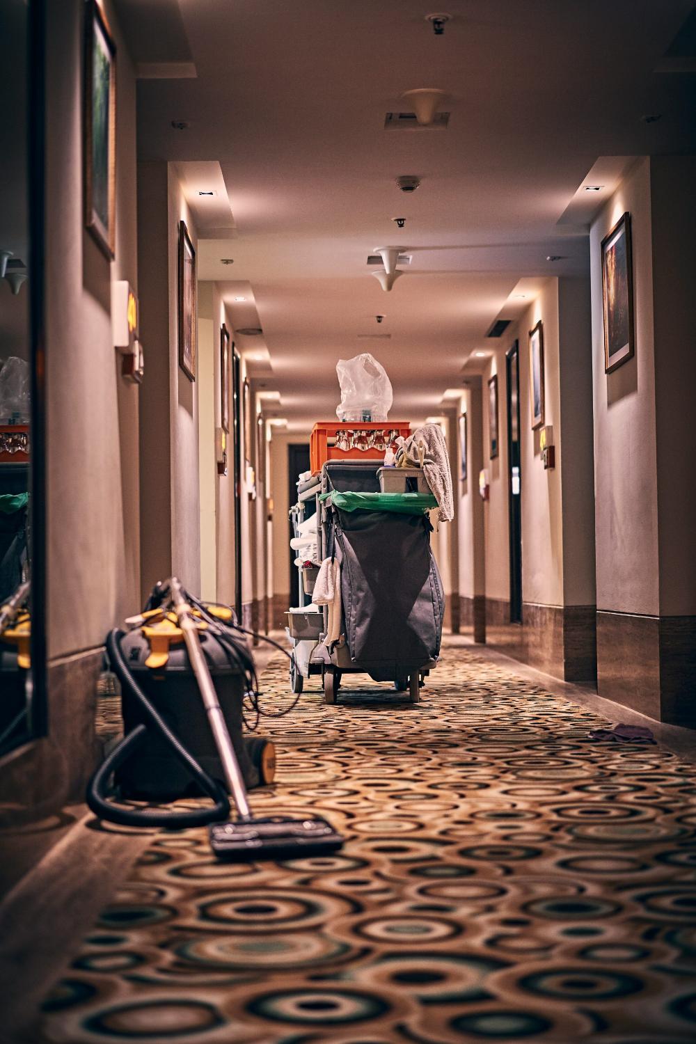 Hotelflur mit Reinigungswagen